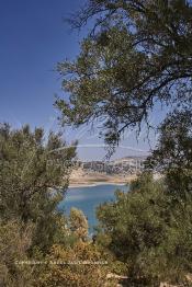 Image du Maroc Professionnelle de  Le barrage Oued El Makhazine, conçu pour le développement et  l'irrigation du périmètre du Loukkos. Ainsi les champs situés dans le triangle Ksar El Kébir, Larache, Moulay Bouselham profitent de cette infrastructure. Cette importante réalisation située sur El Oued Loukkos sert à la régularisation inter annuelle des débits tout en formant une protection contre les crues, au Jeudi 1er Septembre 2005 à cette datte le barrage dispose 309 Million de M3. (Photo / Abdeljalil Bounhar)